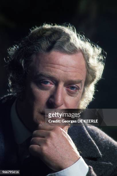Portrait de Michael Caine lors du tournage du téléfilm 'Jack the Ripper' le 25 mai 1988 à Londres, Royaume-Uni.