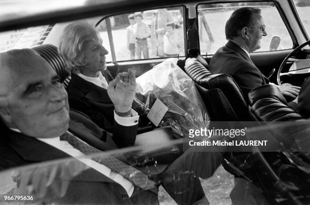 Le président de la République Georges Pompidou et son épouse Claude en vacances à Fouesnant le 16 juillet 1973 en France.