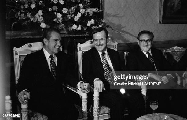 Le président américain Richard Nixon et le Secrétaire d'Etat Henry Kissinger accueillis à Damas par le président syrien Hafez El Assad le 16 juin...