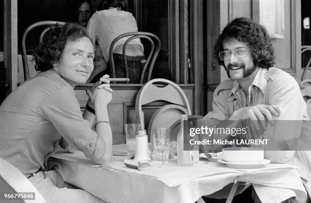 Les photographes Michel Laurent et David Burnett lors d'un déjeuner le 23 août 1973 à Paris, France.