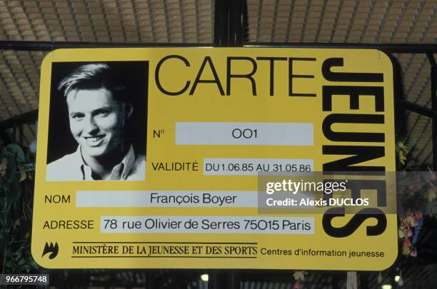 Instauration de la carte Jeunes, voulue par le ministre de la Jeunesse et des Sports Alain Calmat, le 30 octobre 1985, en France.