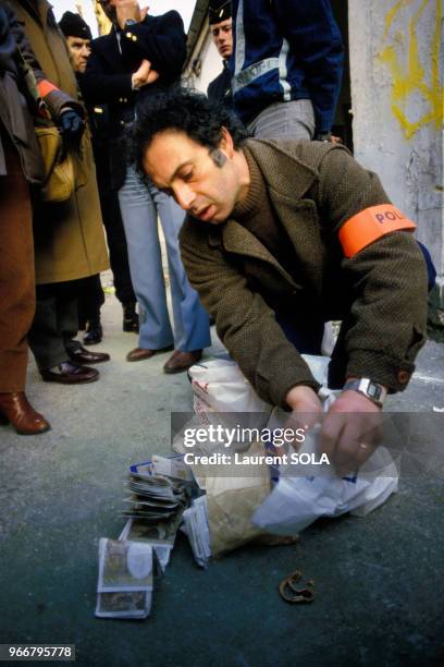 Saisie de drogues et d'argent le 14 février 1984 dans l'îlot Chalon près de la gare de Lyon à Paris, France.