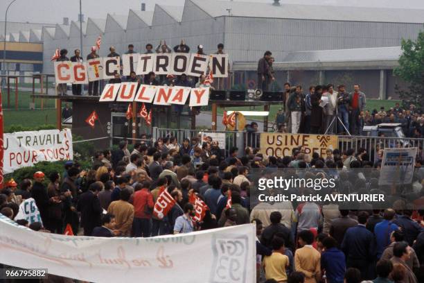Des employés de l'usine Citroen en grève manifestent le 16 mai 1984 à Aulnay-sous-Bois, France.