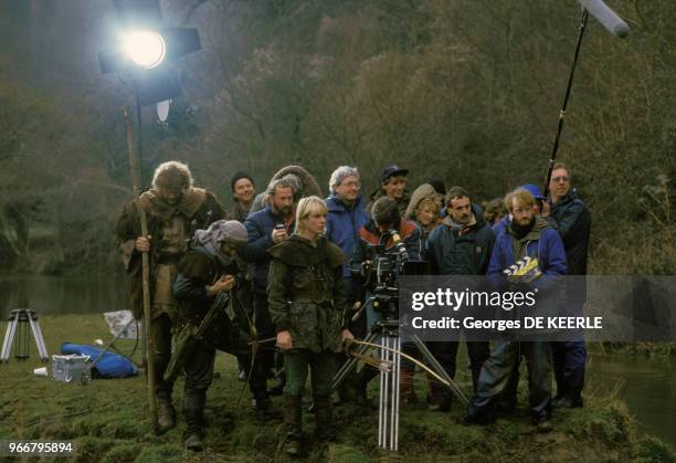 Jason Connery et Judi Trott entourés de toute l'équipe du tournage de 'Robin des Bois' dont le réalisateur est Robert Young, le 23 mars 1985 au...