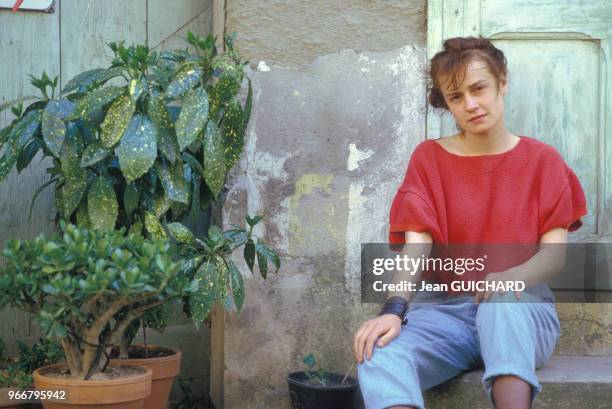 Actrice française Sandrine Bonnaire sur le tournage du film 'Sans toit ni loi' d'Agnès Varda, le 20 mars 1985, en France.