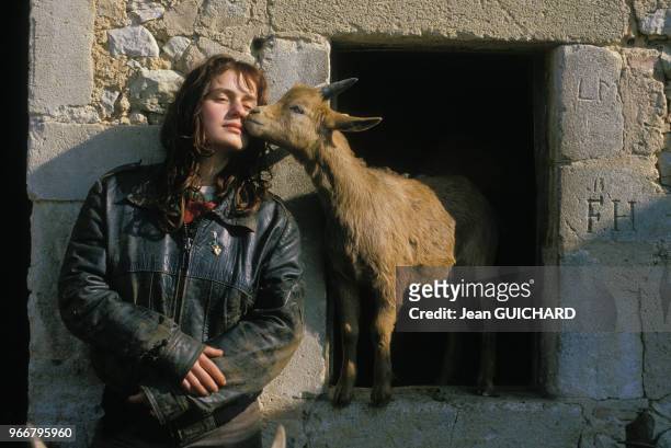 Actrice française Sandrine Bonnaire sur le tournage du film 'Sans toit ni loi' d'Agnès Varda, le 20 mars 1985, en France.