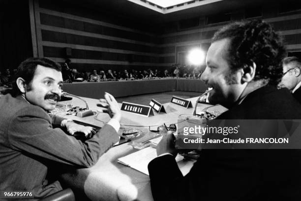 Abdelaziz Bouteflika et Ahmed Zaki Yamani à la conférence Nord-Sud le 30 mai 1977 à Paris, France.