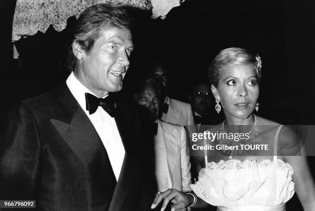 Roger Moore au 'Bal de la Croix Rouge' le 13 août 1979 à Monte-Carlo, Monaco.