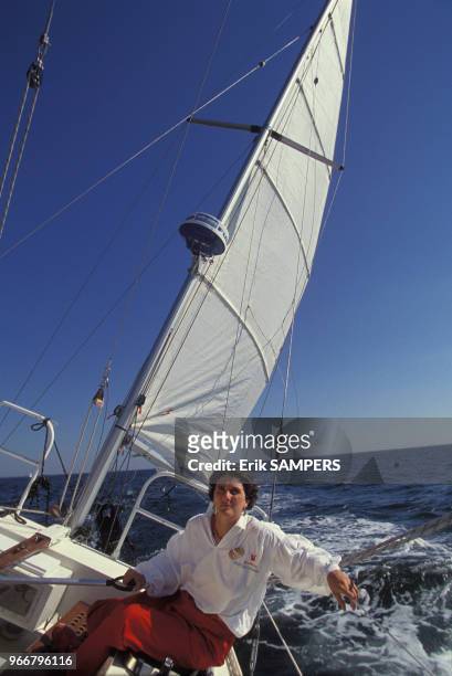 La navigatrice Isabelle Autissier prépare le BOC Challenge, course autour du monde en solitaire le 20 juillet 1990 en France.