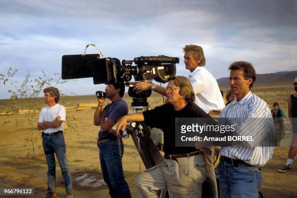 Le réalisateur Alan Parker sur le plateau de son film 'Come see the paradise' le 20 octobre 1989 aux Etats-Unis.