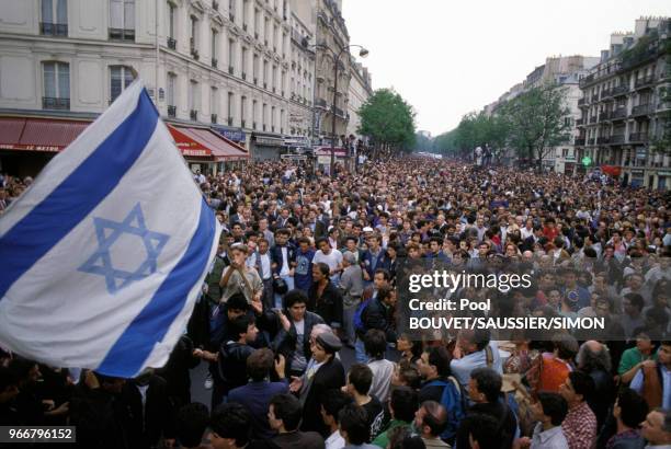 Drapeau israélien dans la manifestation anti-raciste consécutive aux évènements de Carpentras le 14 mai 1990 à Paris, France.