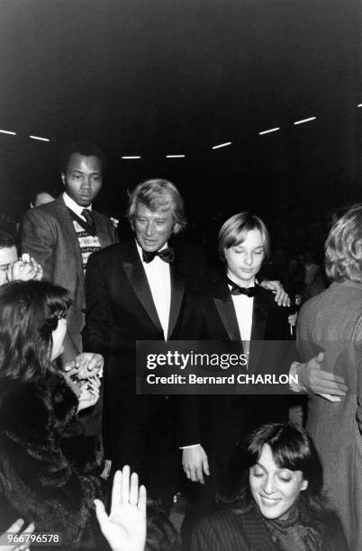 Johnny et David Hallyday arrivent dans la salle du Palais des Sports pour assister au concert de Sylvie Vartan le 26 novembre 1981 à Paris, France.