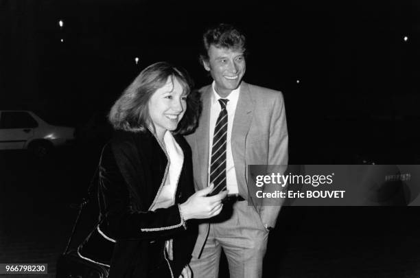 Actrice française Nathalie Baye et le chanteur Johnny Hallyday à la représentation de "Désiré" de Sacha Guitry en février 1984 à Paris, France.