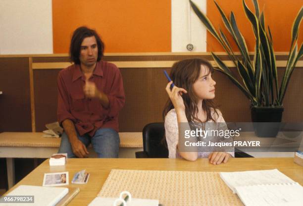 Le réalisateur français Jacques Doillon et l'actrice française Mara Goyet, sur le tournage du film 'La vie de famille' le 13 juillet 1984 en France.