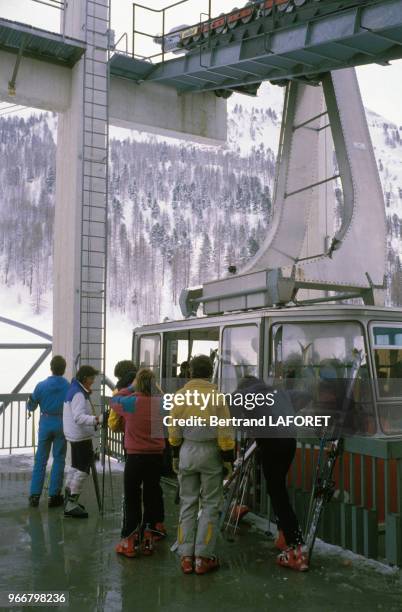 Skieurs montant dans un téléphérique à l'espace Killy le 31 janvier 1987 à Val d'Isère, France.