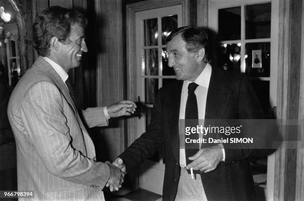 Acteur français Jean-Paul Belmondo en compagnie de l'acteur français Lino Ventura, reçoit la Légion d'Honneur le 23 septembre 1980 à Paris, France.