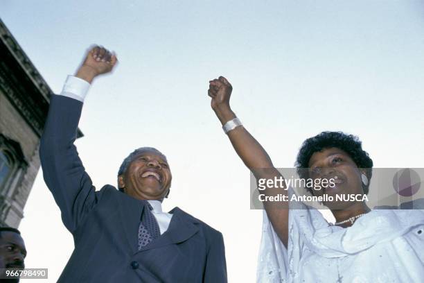 Nelson Mandela et son épouse Winnie à Rome le 15 juin 1990 en Italie.