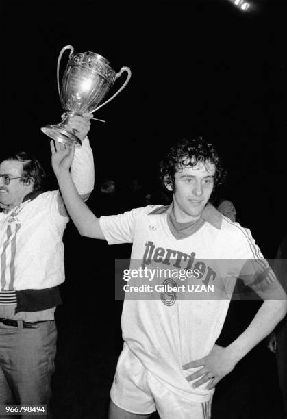 Le joueur de football français Michel Platini brandit la coupe de France qu'il vient de gagner avec son équipe de Nancy contre Nice le 13 mai 1978 au...