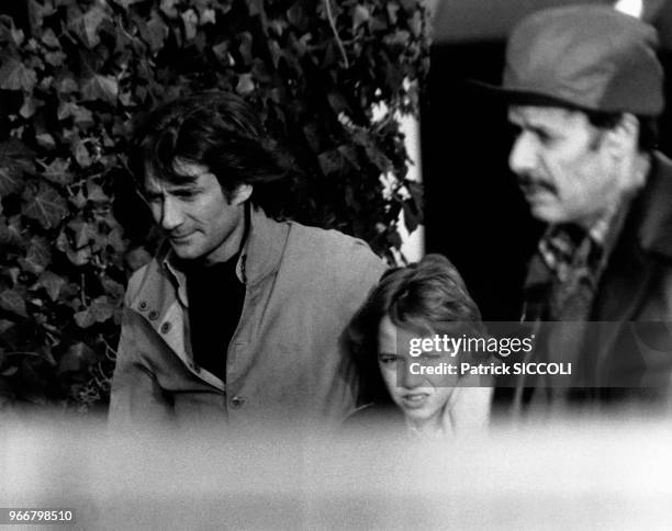 Le journaliste franco-italien Daniel Biasini avec le fils de l'actrice française Romy Schneider David Haubenstock le 21 décembre 1980 à Paris, France.