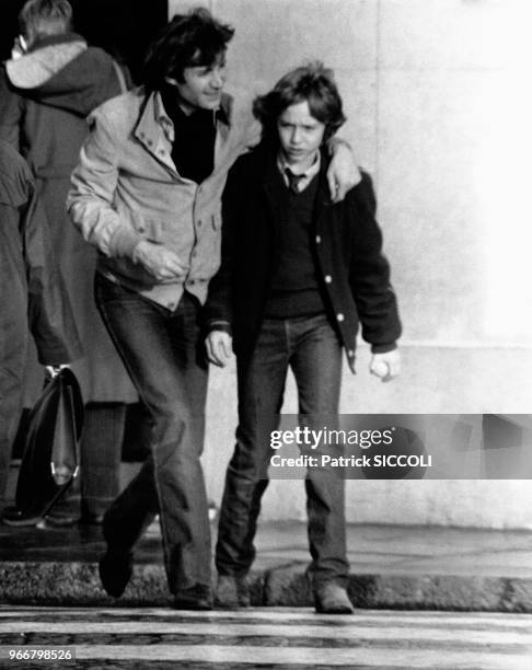 Le journaliste franco-italien Daniel Biasini avec le fils de l'actrice française Romy Schneider David Haubenstock le 21 décembre 1980 à Paris, France.