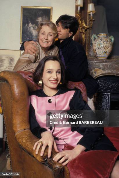 Kristin Scott Thomas, Danielle Darrieux et Thomas Langmann lors du tournage du film 'Bille en tête' de Carlo Cotti le 15 décembre 1989 en France.