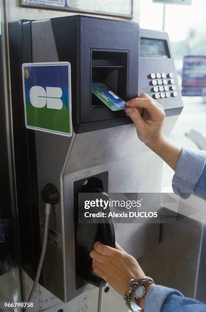 Cabine téléphonique payable en carte bleue, 28 juillet 1987, France.