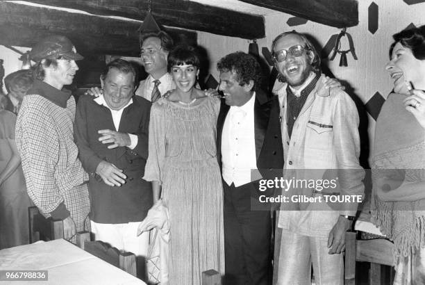 Le chef d'orchestre Daniel Barenboim avec ses amis Rudolf Noureev, Jacques Toja, Elena Bashkirova et Gidon Kremer dans un restaurant à Menton, dans...