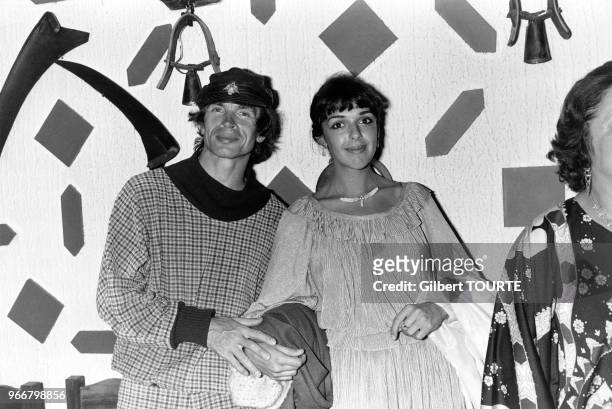 Le danseur russe Rudolf Noureev et la pianiste Elena Bashkirova dans un restaurant à Menton, dans les Alpes-Maritimes, en France, le 28 août 1979.