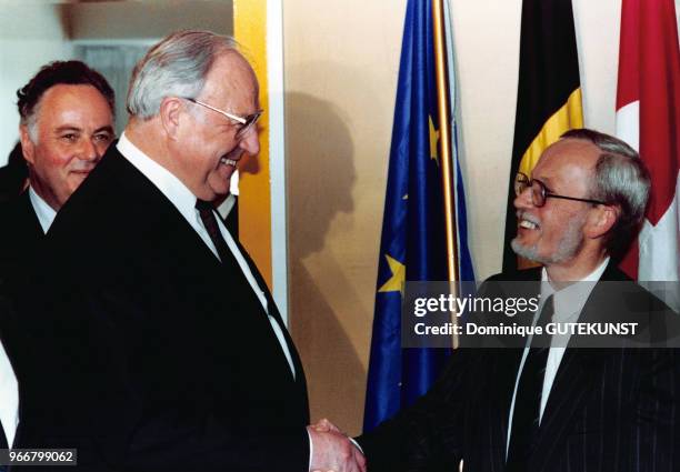 Poignée de mains entre le chancelier Helmut Kohl et le politicien allemand Lothar de Maizière au Parlement européen le 17 mai 1990 à Strasbourg,...