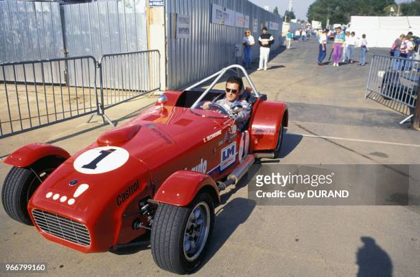 Christophe Dechavanne pilote un modèle ancien de formule 1 au Grand Prix historique du Mans le 14 octobre 1990 en France.