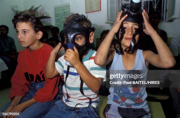 Après les émeutes récentes, les autorités distribuent des masques à gaz aux écoliers à Beit Safafa, le 15 octobre 1990 en lsraël.