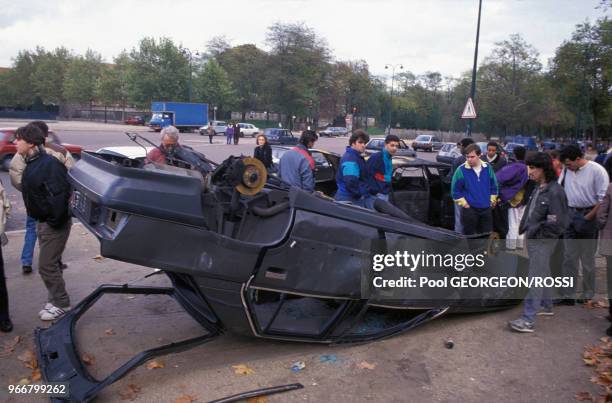 Voiture sur le toit à l'issue d'un stock-car sur l'esplanade du château le 26 octobre 1990 à Vincennes, France.