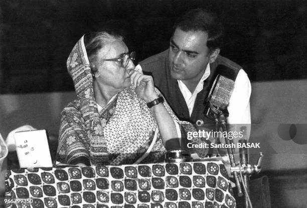 Rajiv Gandhi et Indira Gandhi lors du plénum du Parti du Congrès le 27 décembre 1983 à Calcutta, Inde.