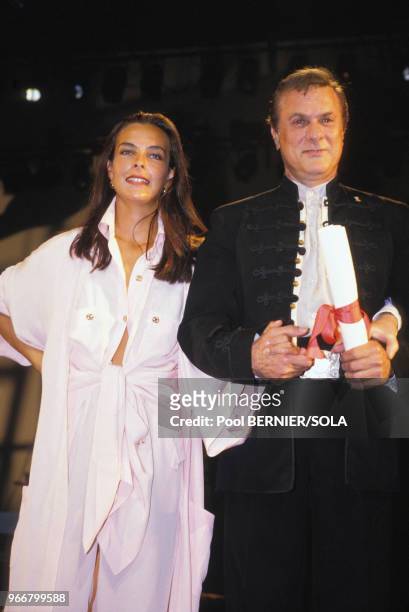 Carole Bouquet et Tony Curtis lors de la cérémonie de clôture du 38ème Festival de Cannes le 20 mai 1985, France.