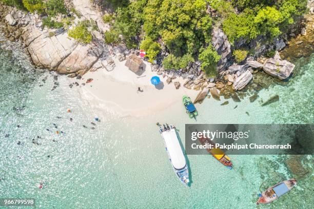 aerial view of unidentified tourists enjoy and relax on the white sand beach at koh rok roy or koh rokroy (rok roy island), lipe island, tarutao national marine park, satun province, thailand. - steinschlag stock-fotos und bilder