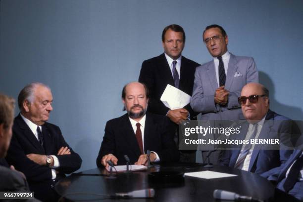 Hervé Bourges, Jean-Michel Leulliot, Yves Mourousi et Fernand Sastre lors de l'accord entre TF1 et La Fédération française de football, FFF, le 14...