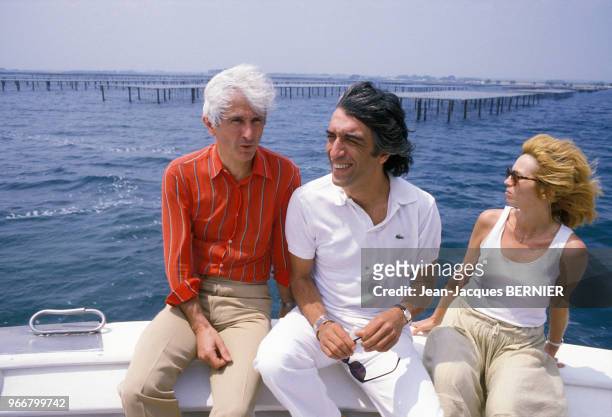 Marcel Amont et sa femme Marlène avec Gérard Darmon lors du festival 'Georges Brassens' à Sète le 24 juin 1984, France.