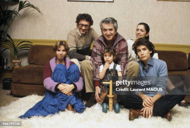 Daniel Gelin avec son épouse Lydie Zaks, leur fille Laura, et ses enfants Xavier, Manuel, Fiona le 27 décembre 1972 en France.