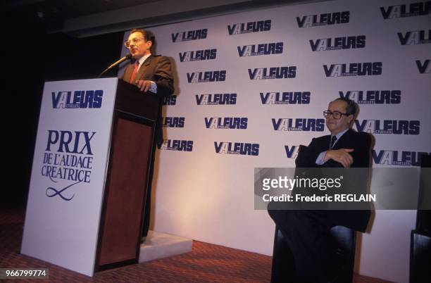 Michel Rocard et Raymond Bourgine lors de la remise du prix Valeurs Actuelles le 30 novembre 1988 à Paris, France.