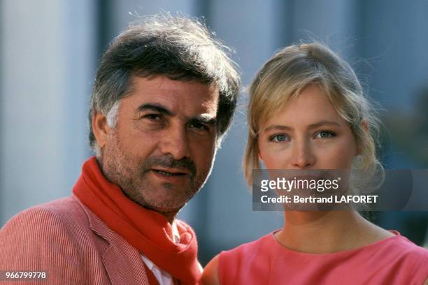 Jean-Claude Brialy et Gabrielle Lazure lors du tournage du film 'Sarah' de Maurice Dugowson le 29 novembre 1982 à Séville, Espagne.