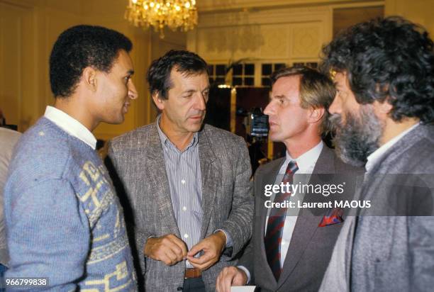 Harlem Désir, lors de sa conférence de presse, entouré de Costa Gavras, Bernard Kouchner et Marek Halter le 19 septembre 1986 à Paris, France.