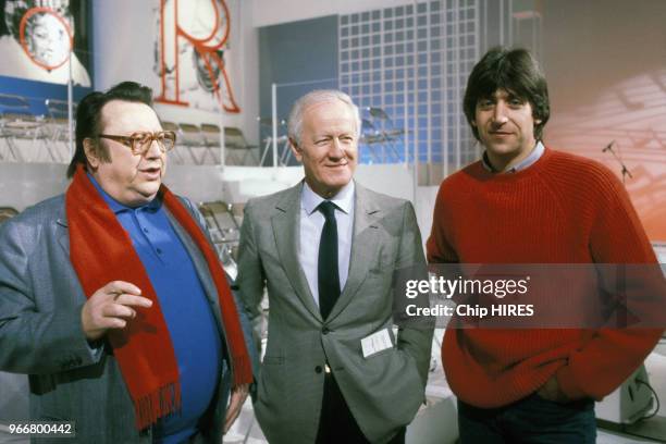 Raymond Devos et Yves Duteil invités de Jacques Chancel lors de l'émission de télévision 'Le Grand Echiquier' le 21 janvier 1987 à Paris, France.