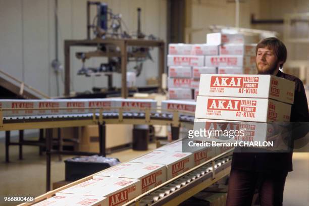 Ouvrier dans l'usine de fabrication de matériel audiovisuel Akai, le 15 mai 1982 à Honfleur, France.