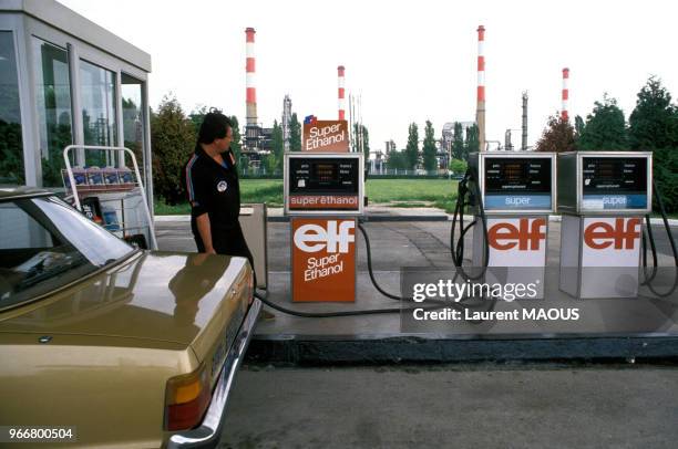 Essence Bio Ethanol dans une station service ELF le 26 juillet 1988, France.