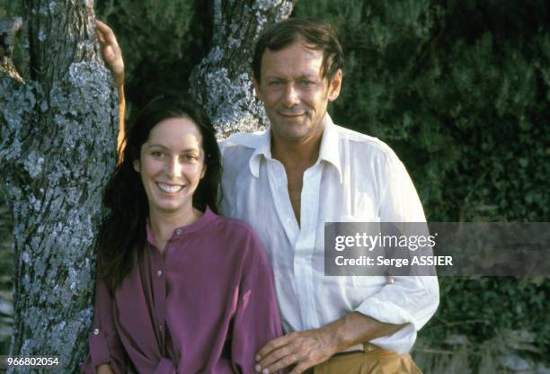 Maurice Ronet et sa femme Josephine Chaplin en vacances à Bonnieux le 31 juillet 1979, France.