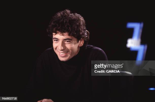 Le chanteur Patrick Bruel à l'emission télévisée '7 sur 7' le 26 novembre 1991 à Paris, France.