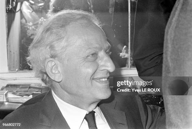 Jules Dassin dans les coulisses de l'Olympia lors de la première de son fils Joe Dassin le 23 octobre 1969 à Paris, France.