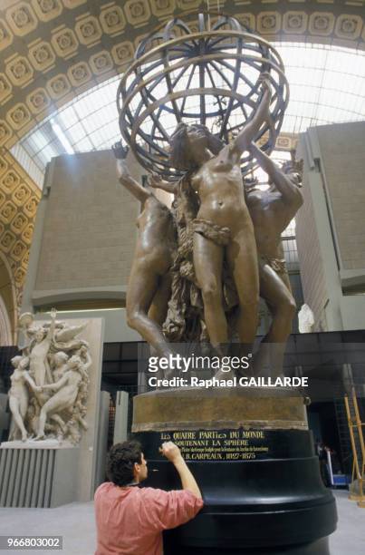 Sculpture "Les quatre parties du monde soutenant la sphère céleste" de Jean-Baptiste Carpeaux au musée d'Orsay le 27 novembre 1986 à Paris, France.