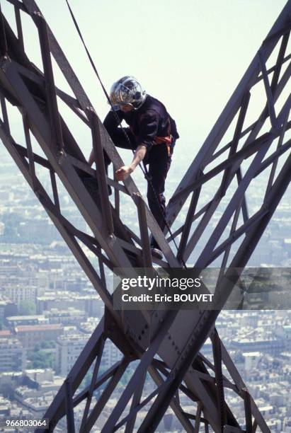 Pompier du Groupe de Recherche et d'Exploration Profonde sur la Tour Eiffel le 13 mai 1989 à Paris, France.