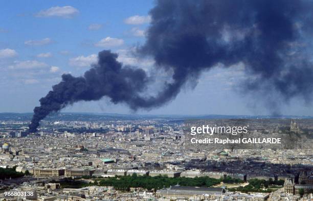 Vue d'ensemble de Paris lors de l'incendie du dépôt de carburant Total le 14 juin 1991 à Clichy, France.